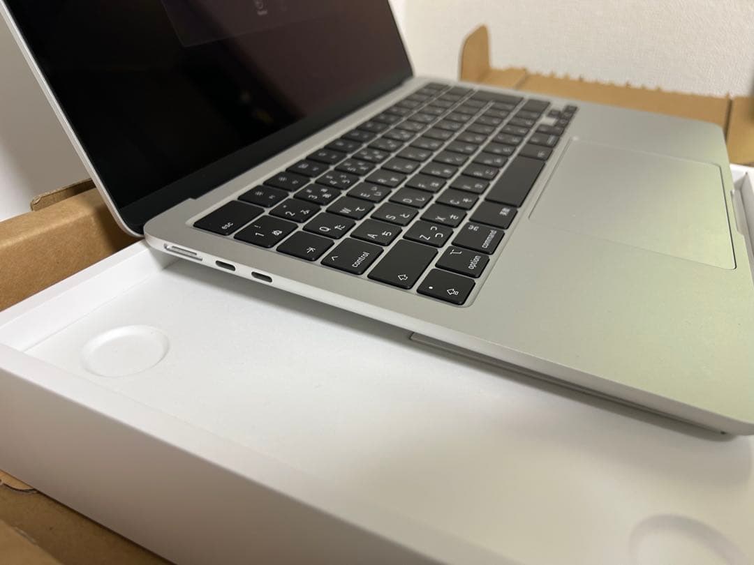 Apple MacBook Air (M2, 2022) シルバー