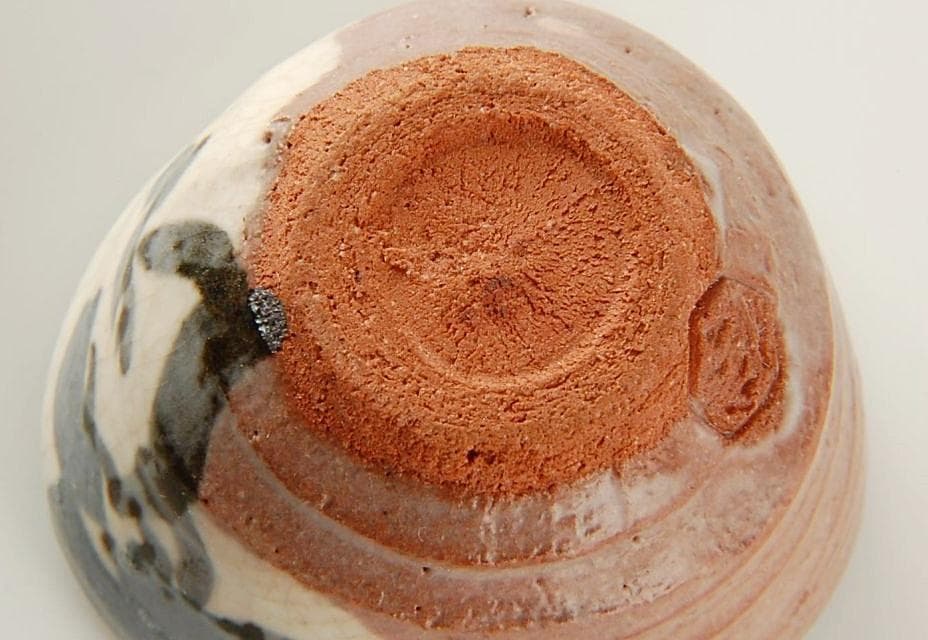 芸術院会員　六代清水六兵衛　松文三角ぐい吞　　M33