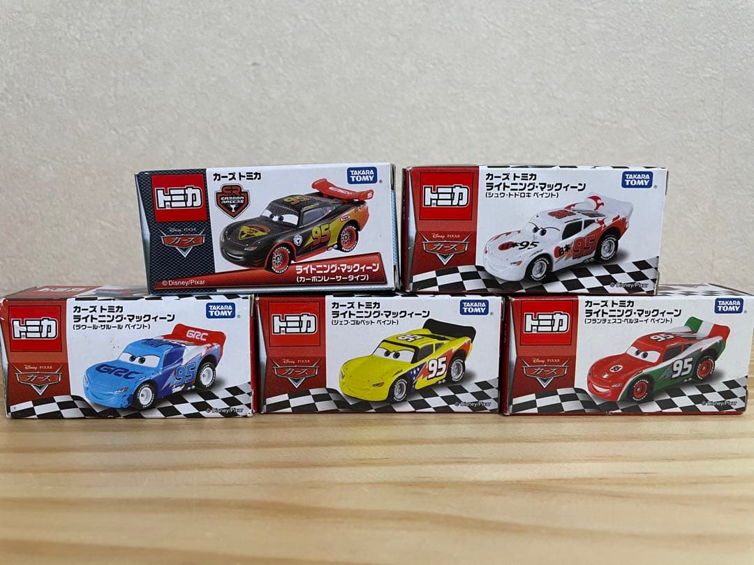 カーズトミカ　ライトニング・マックィーン ペイントタイプ カーボンレーサータイプ