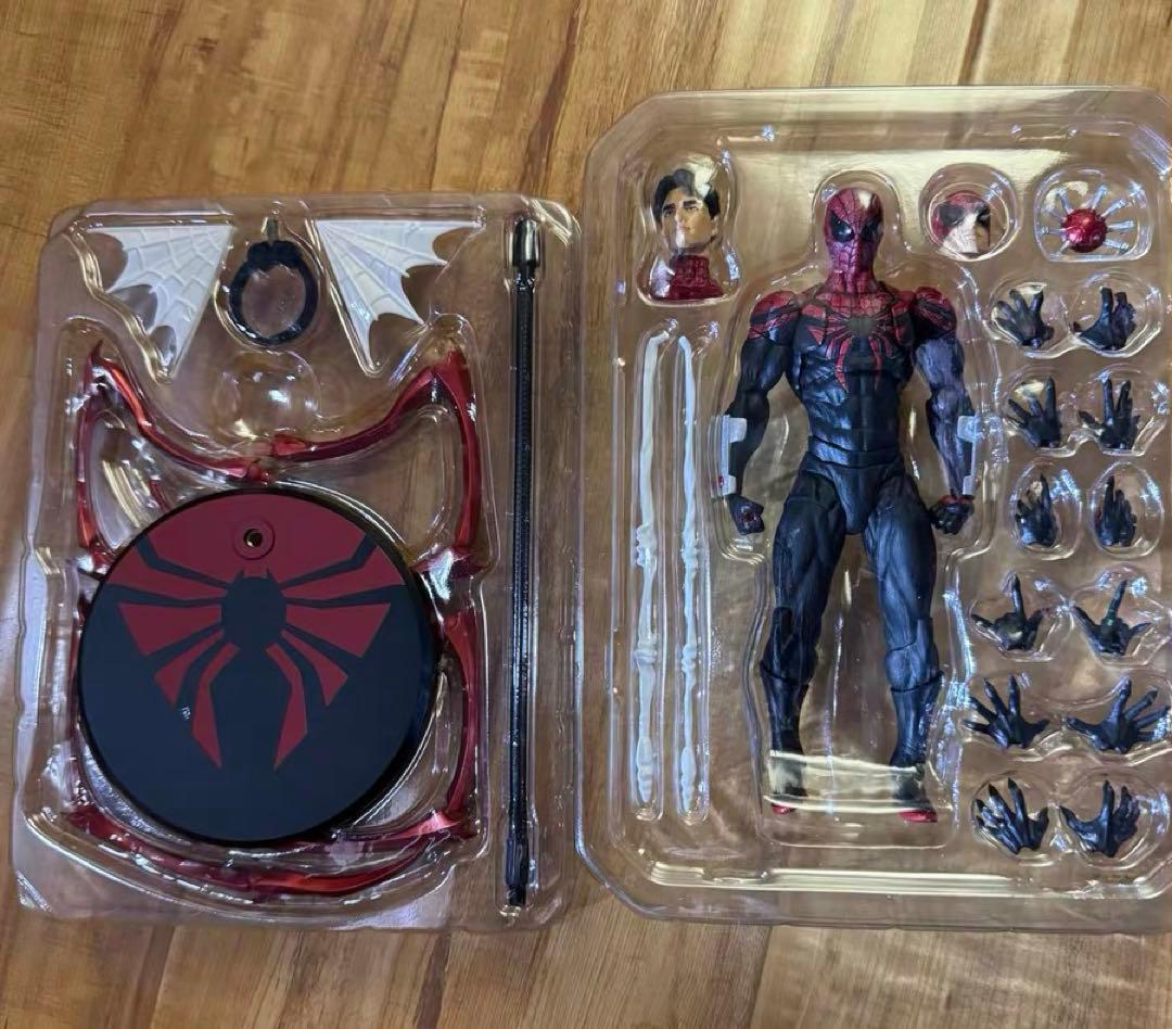 MESS TOYS製のスーペリア・スパイダーマン1/12スケール新しい未開封