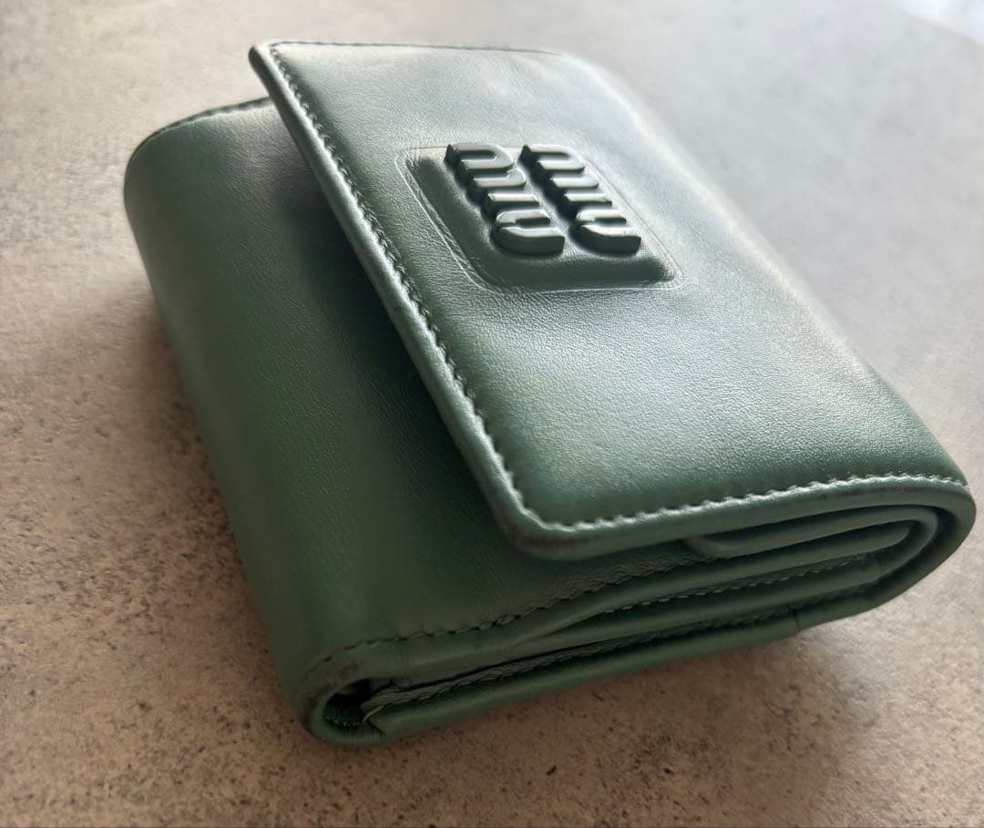 miu miu グリーン三つ折り財布