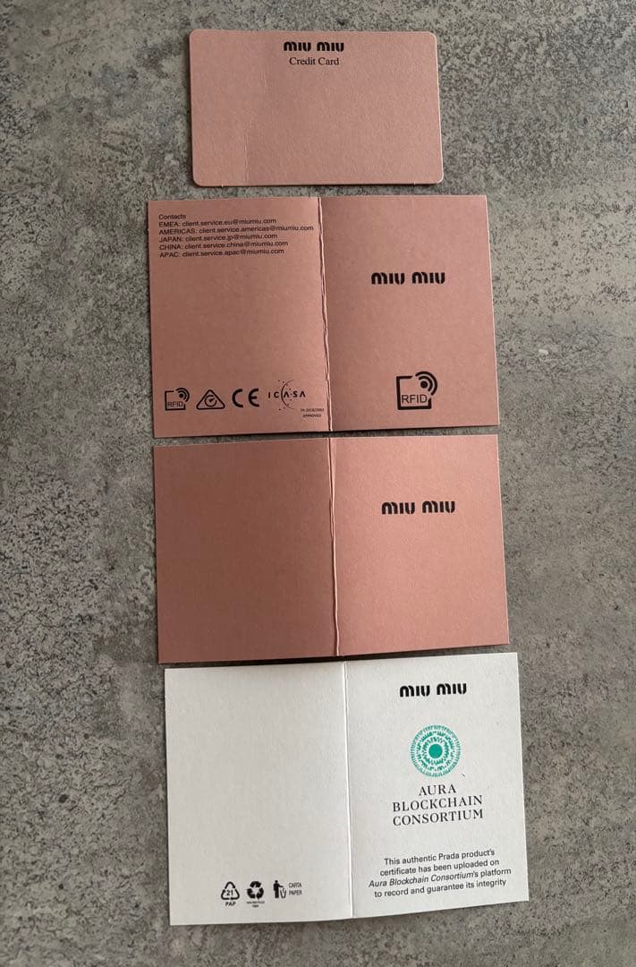 miu miu グリーン三つ折り財布