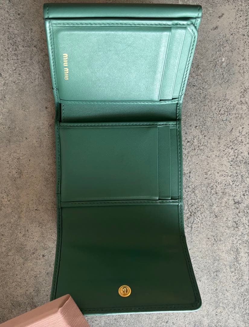 miu miu グリーン三つ折り財布