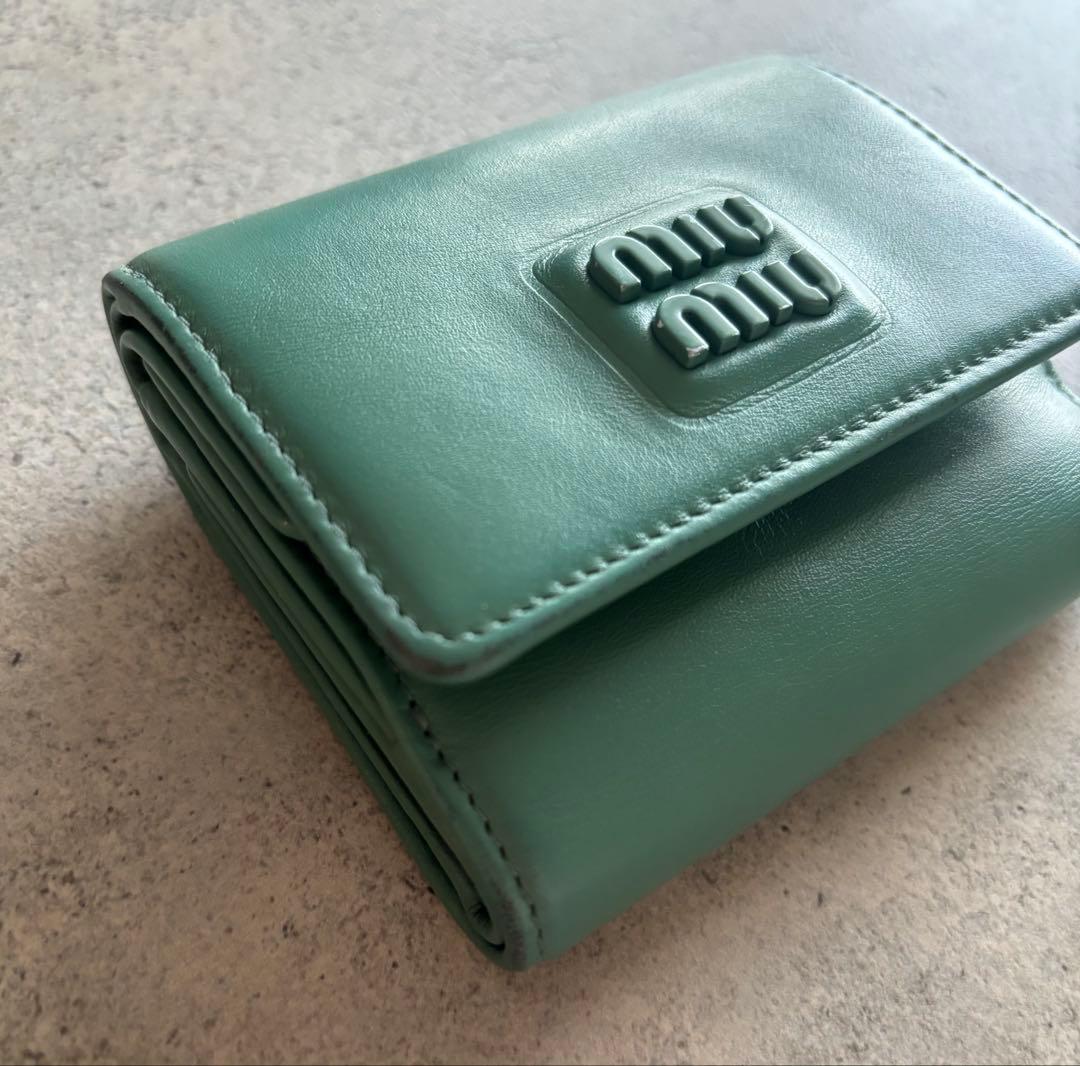 miu miu グリーン三つ折り財布