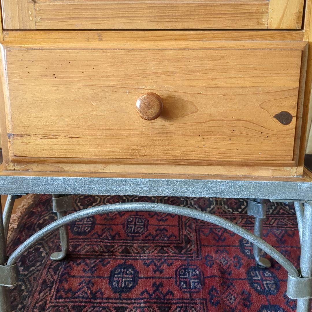 【値下げしました】パイン材　ガラスアイアンキャビネット　店舗什器