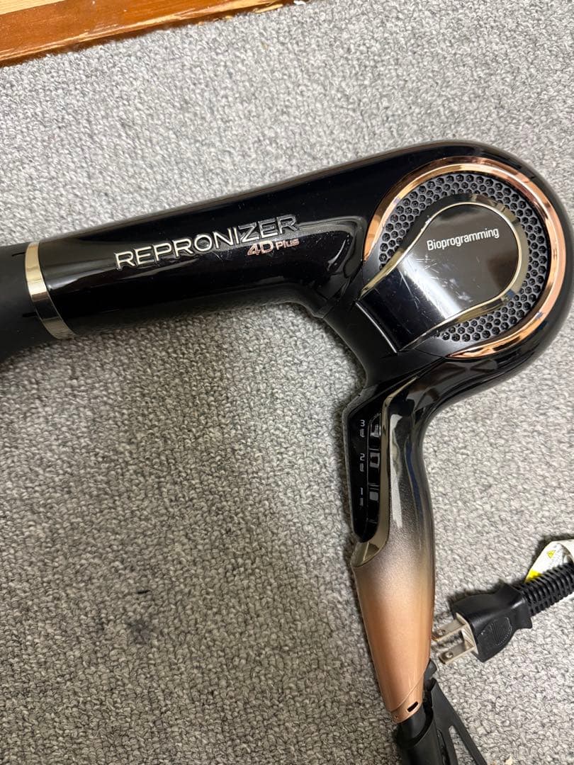 商品説明 Repronizer 4D Plus ドライヤーです。