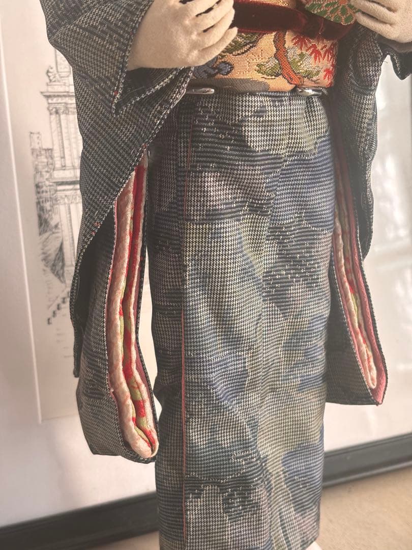 着物を着た人形 「かぐや姫」の帯柄が素敵です