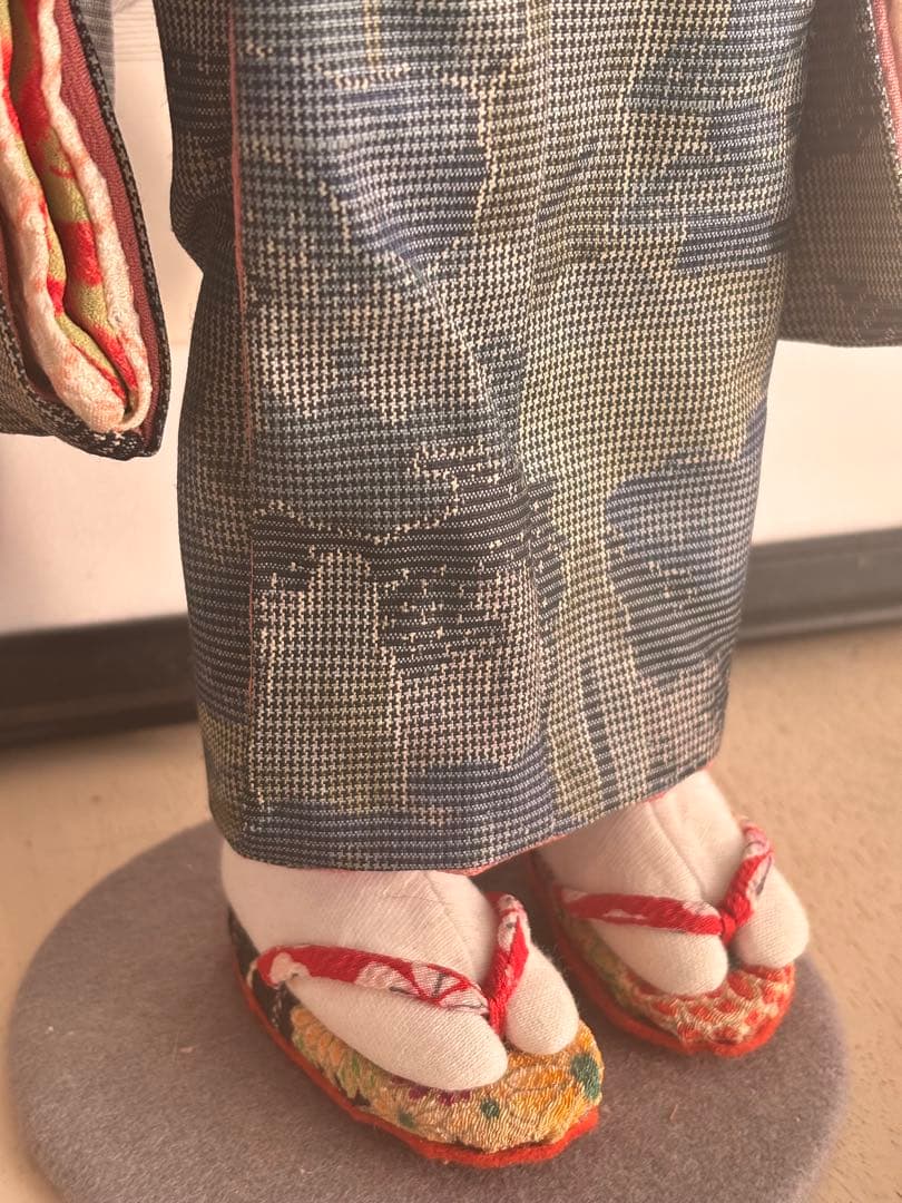 着物を着た人形 「かぐや姫」の帯柄が素敵です