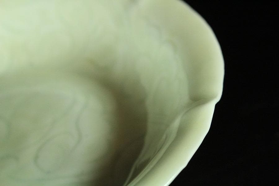 中国美術 白磁 刻草花紋 盤 φ16cm 影青(K-XA682)