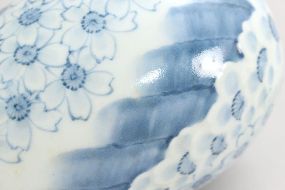 5431 十五代　嘉泉 作　平戸三川内焼　染付桜散し瓢箪型一輪差　共箱　送料無料