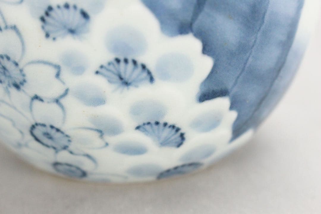 5431 十五代　嘉泉 作　平戸三川内焼　染付桜散し瓢箪型一輪差　共箱　送料無料