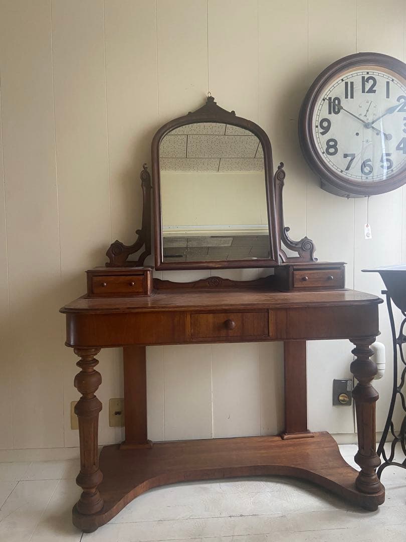 ヨーロッパアンティークドレッサー　ヴィンテージ