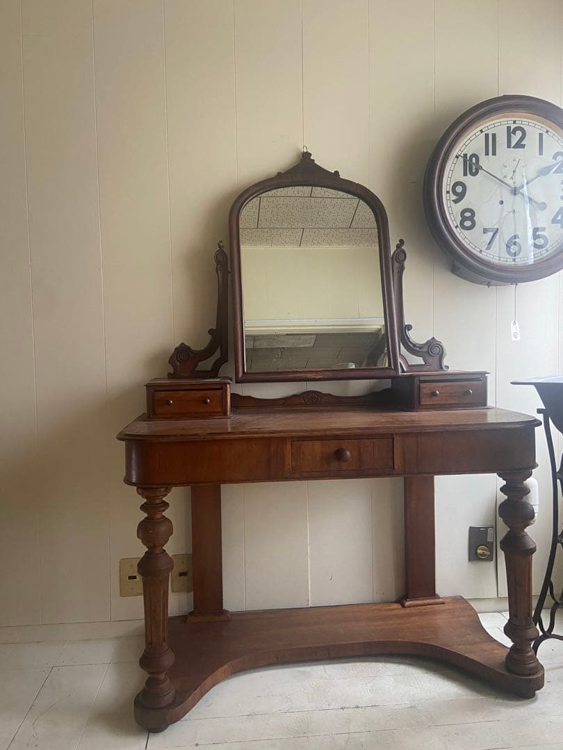 ヨーロッパアンティークドレッサー　ヴィンテージ