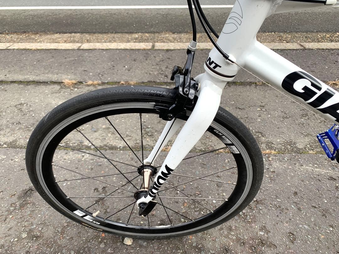 【即乘】送料無料GIANT ミニベロ小径車 IDIOMクロスバイク18速 20