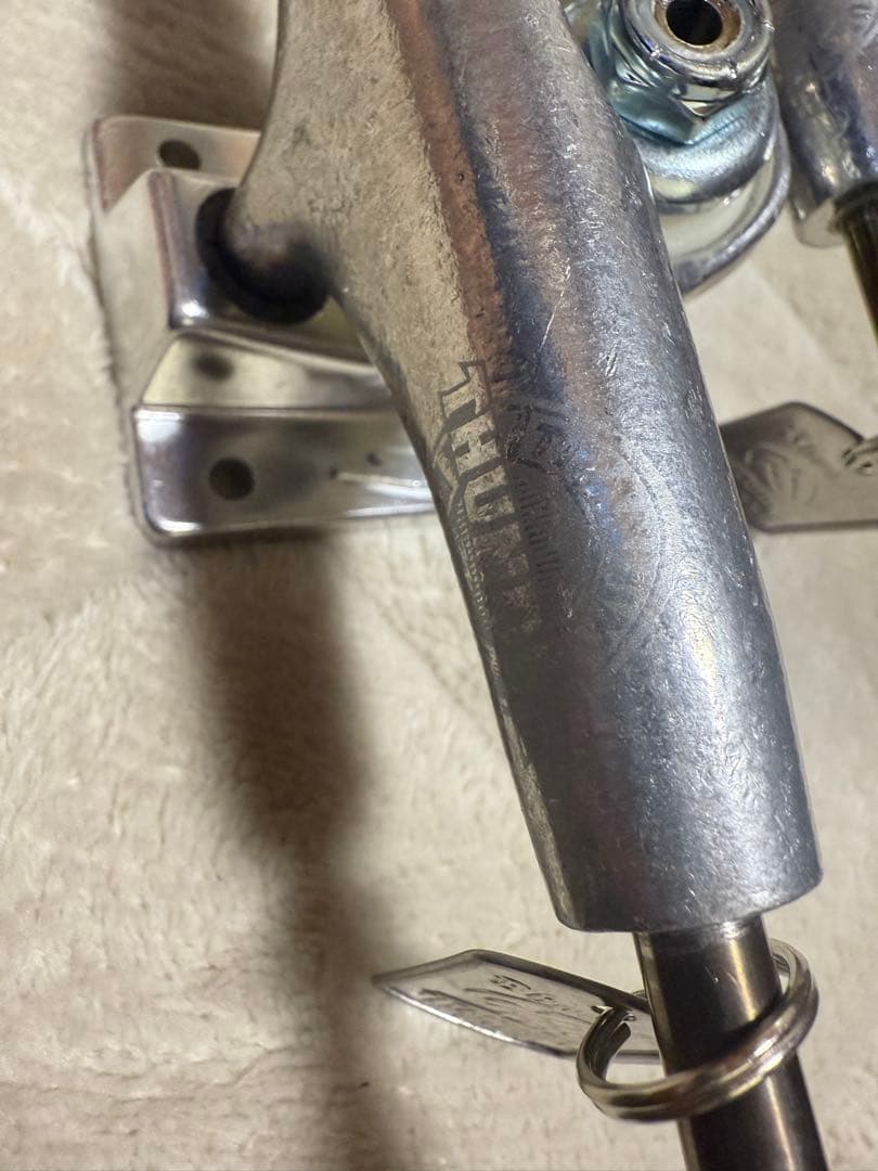 Thunder スケートボード トラック シルバー