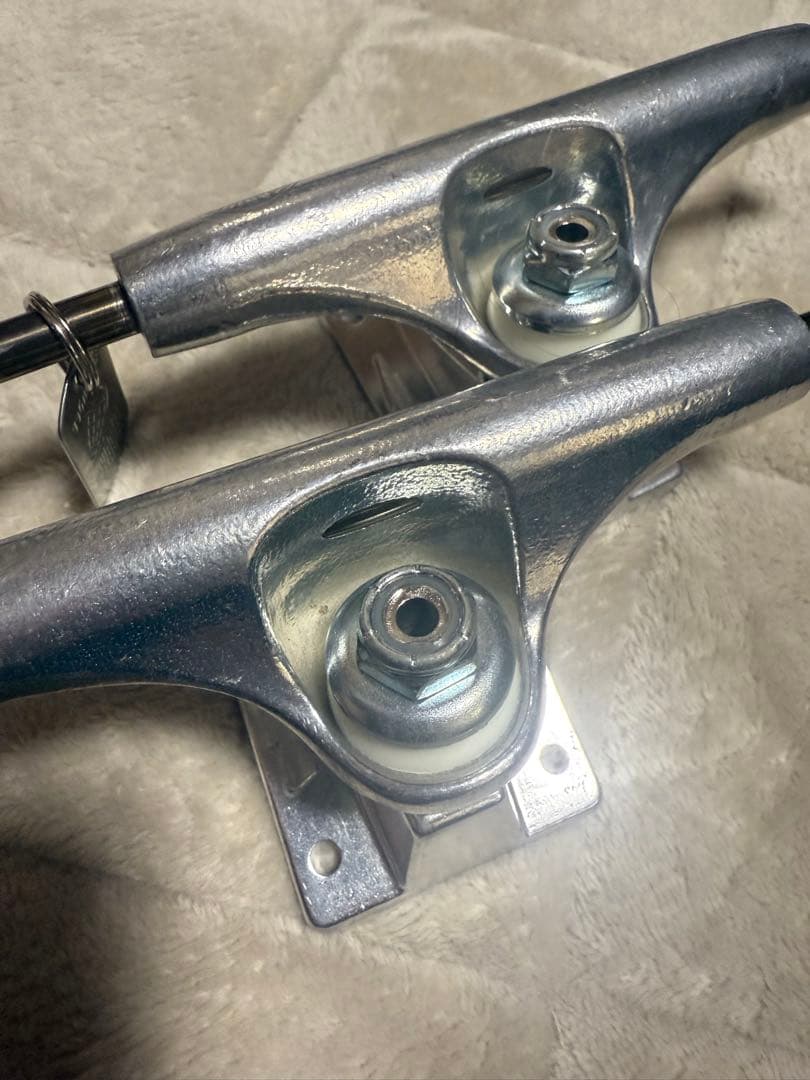 Thunder スケートボード トラック シルバー