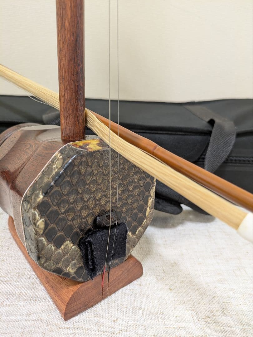 宋廣寧製二胡 　紅木　蛇皮 　2弦付き 弓あり ソフトケース付き