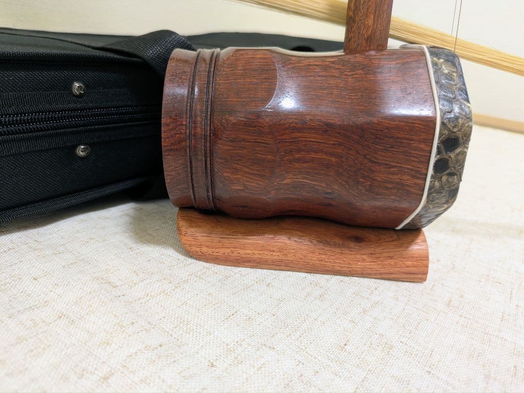 宋廣寧製二胡 　紅木　蛇皮 　2弦付き 弓あり ソフトケース付き