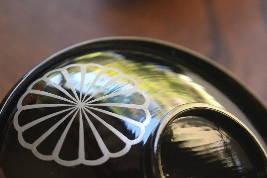 デッドストック！極上刷毛目黒漆に風情ある菊蒔絵の映える煮物椀2点（検京塗雑煮椀