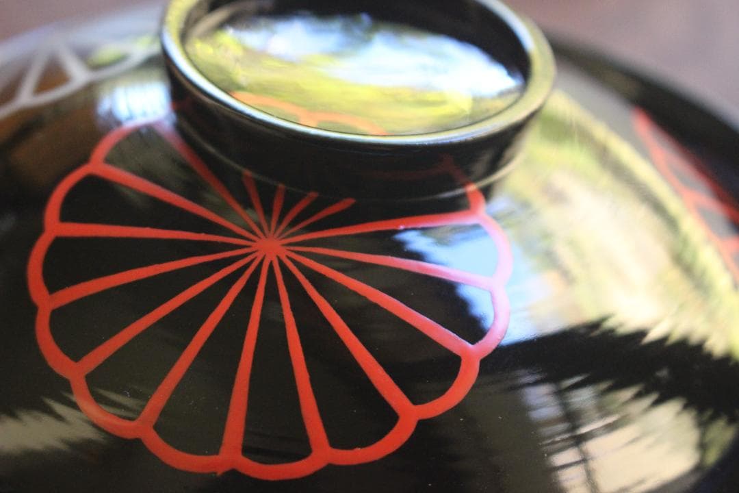 デッドストック！極上刷毛目黒漆に風情ある菊蒔絵の映える煮物椀2点（検京塗雑煮椀