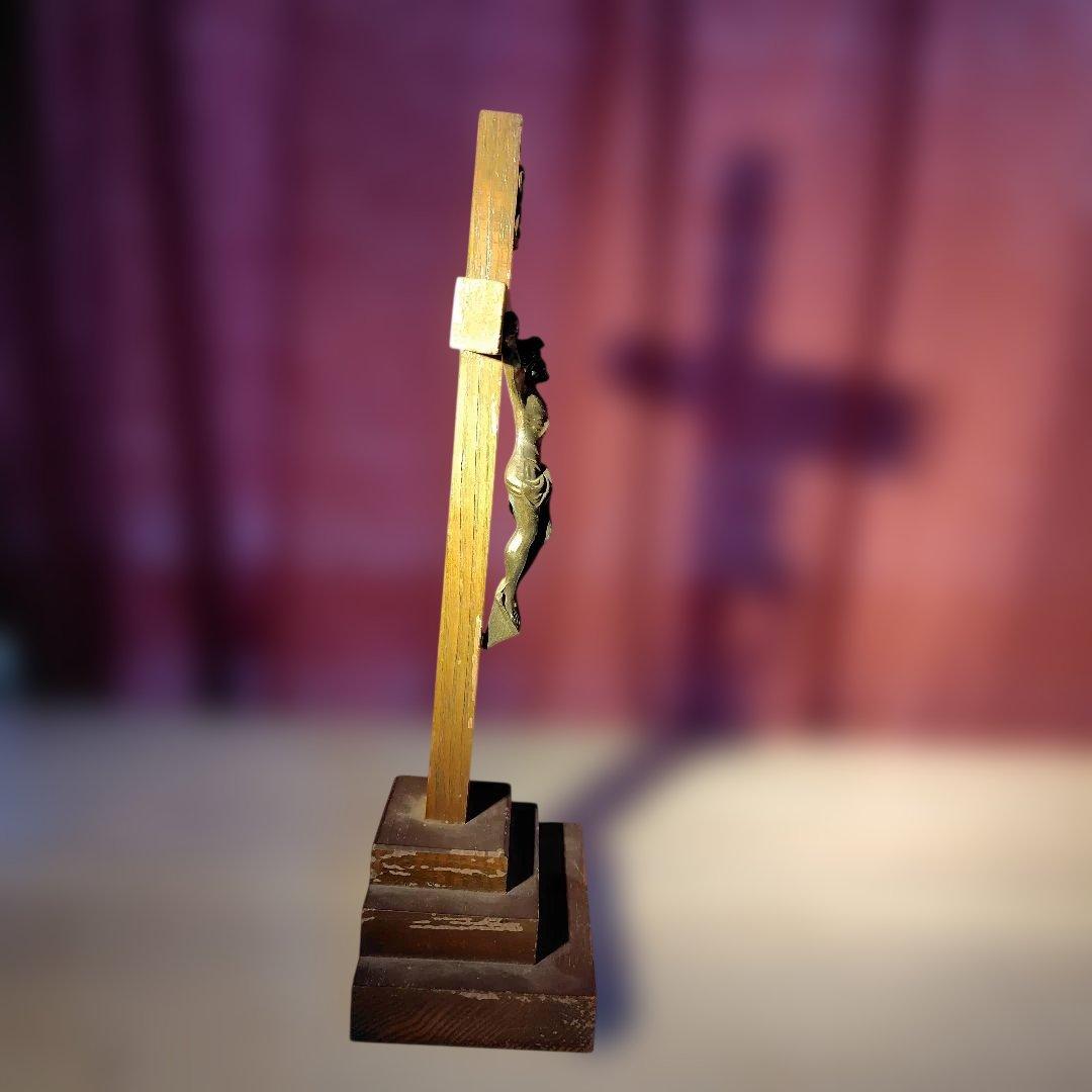木製台座のキリスト像付き十字架　カトリック教会