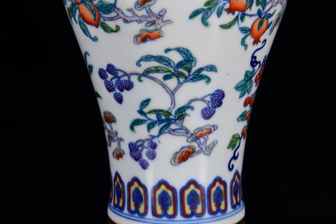 旧蔵　珍品　清国雍正時代の鬥彩三果 模様 梅瓶 　インテリア花瓶置物 インテリア