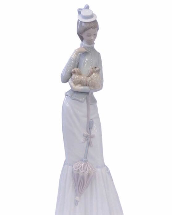 リアドロ　犬を抱く貴婦人　アンティーク