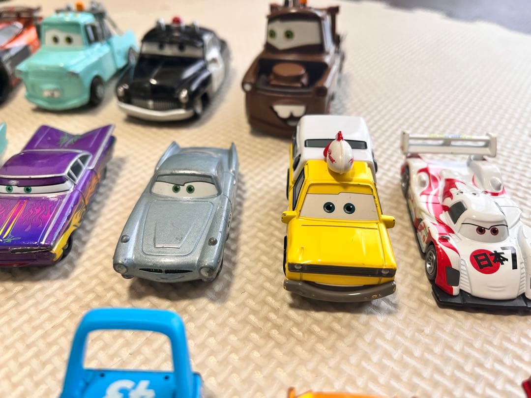 カーズ ミニカーまとめ売り48台＋ピストンカップ付き