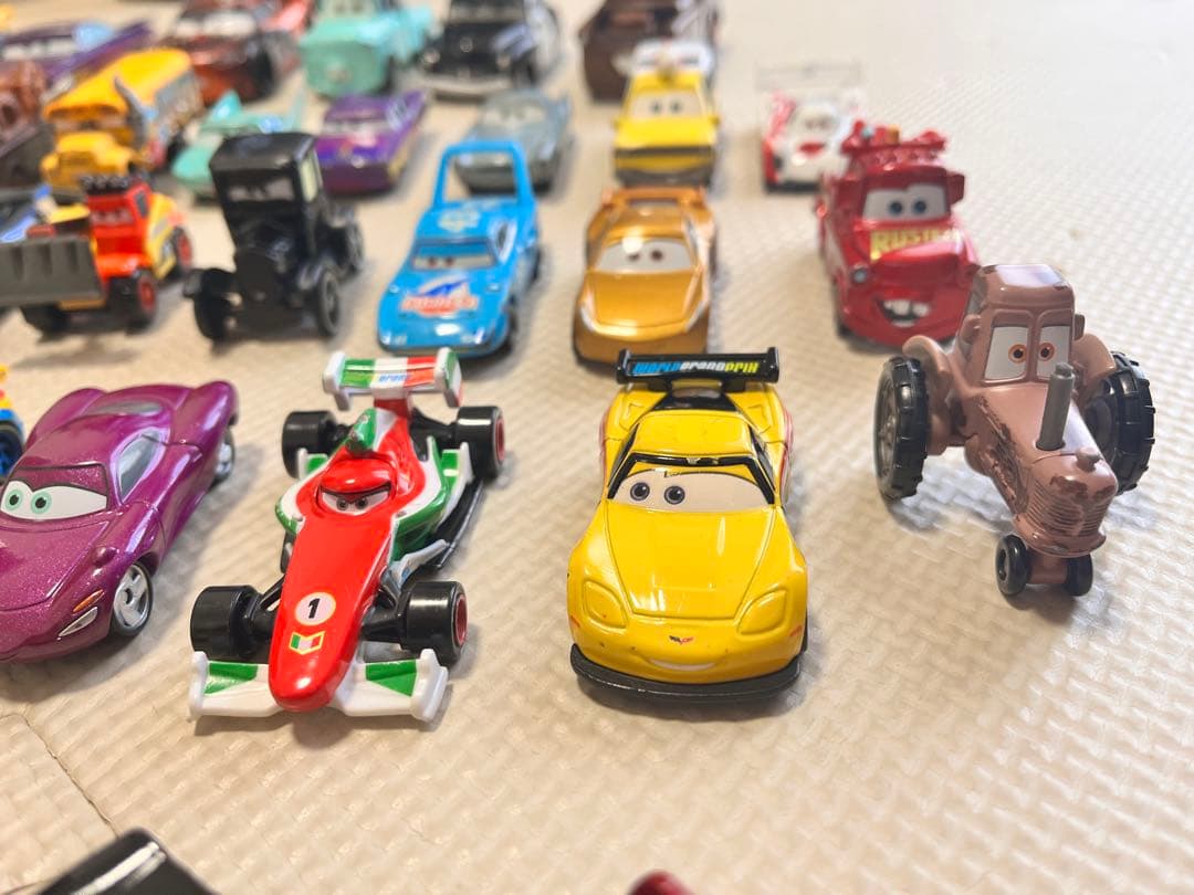 カーズ ミニカーまとめ売り48台＋ピストンカップ付き