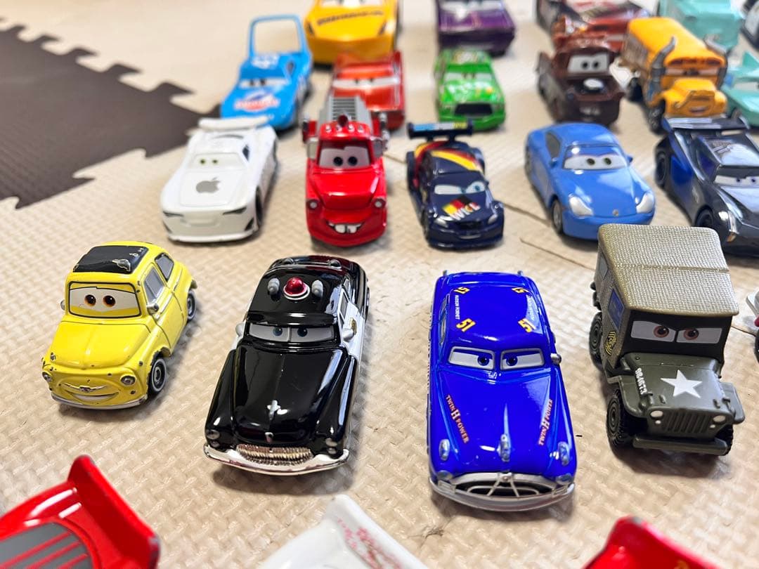 カーズ ミニカーまとめ売り48台＋ピストンカップ付き