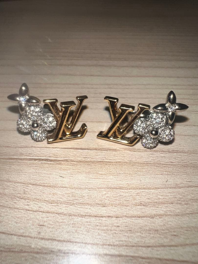 LVロゴ 花モチーフ ピアス