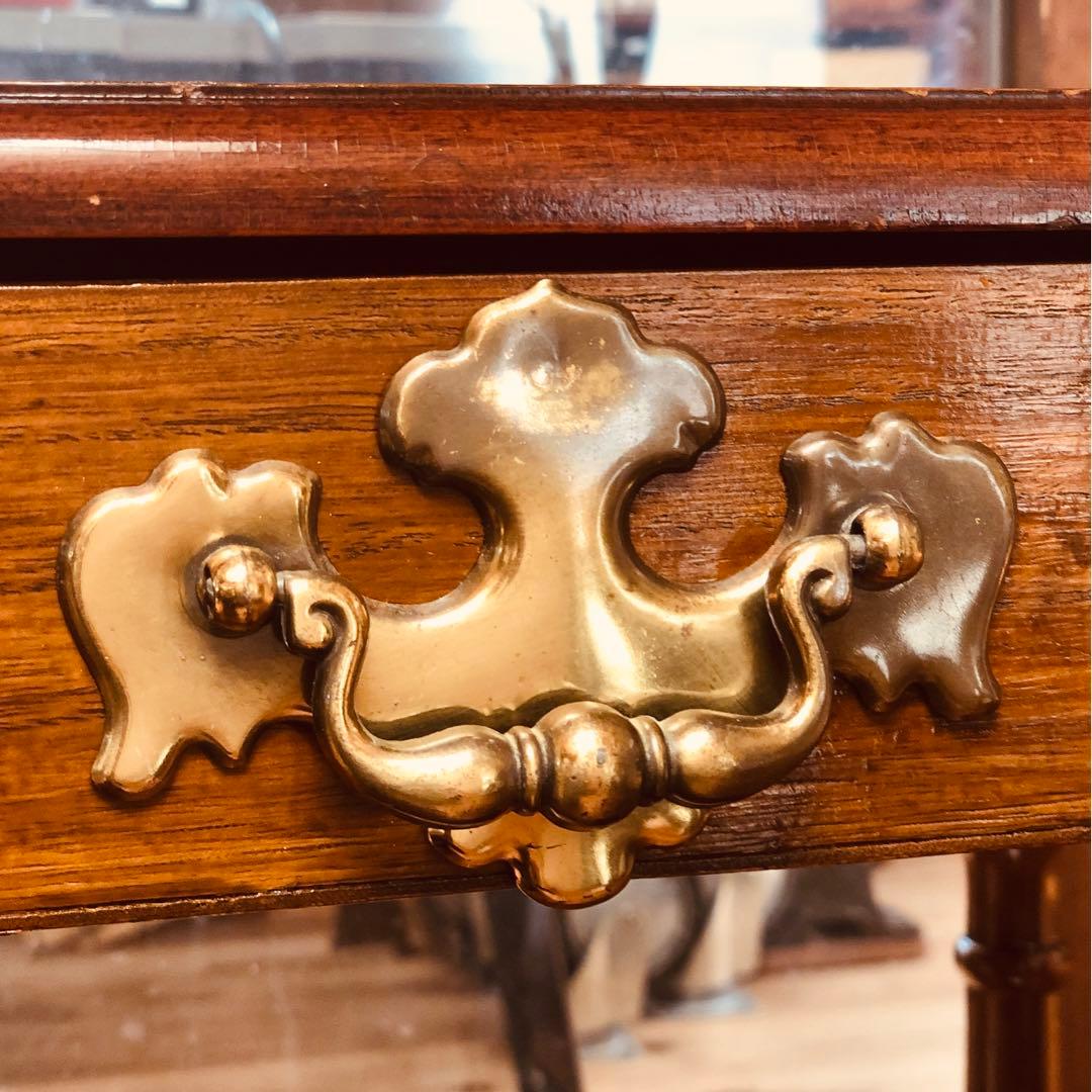 【米国アンティーク】vintageナイトテーブル／真鍮取っ手×ターンドレッグ