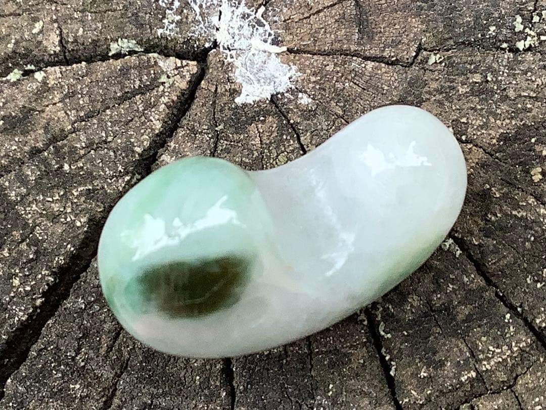 ✳緑混じりの氷肌*アイスジェイド　糸魚川翡翠勾玉　御守りに‼️鑑別書付本物を‼️