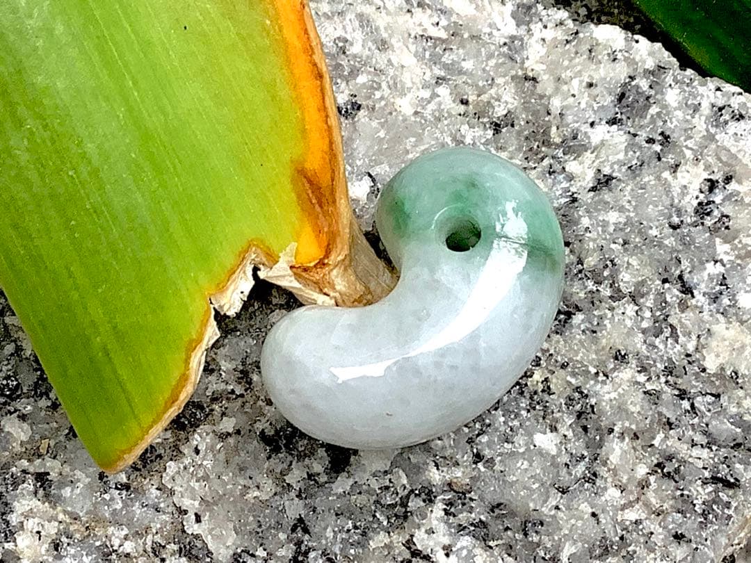 ✳緑混じりの氷肌*アイスジェイド　糸魚川翡翠勾玉　御守りに‼️鑑別書付本物を‼️