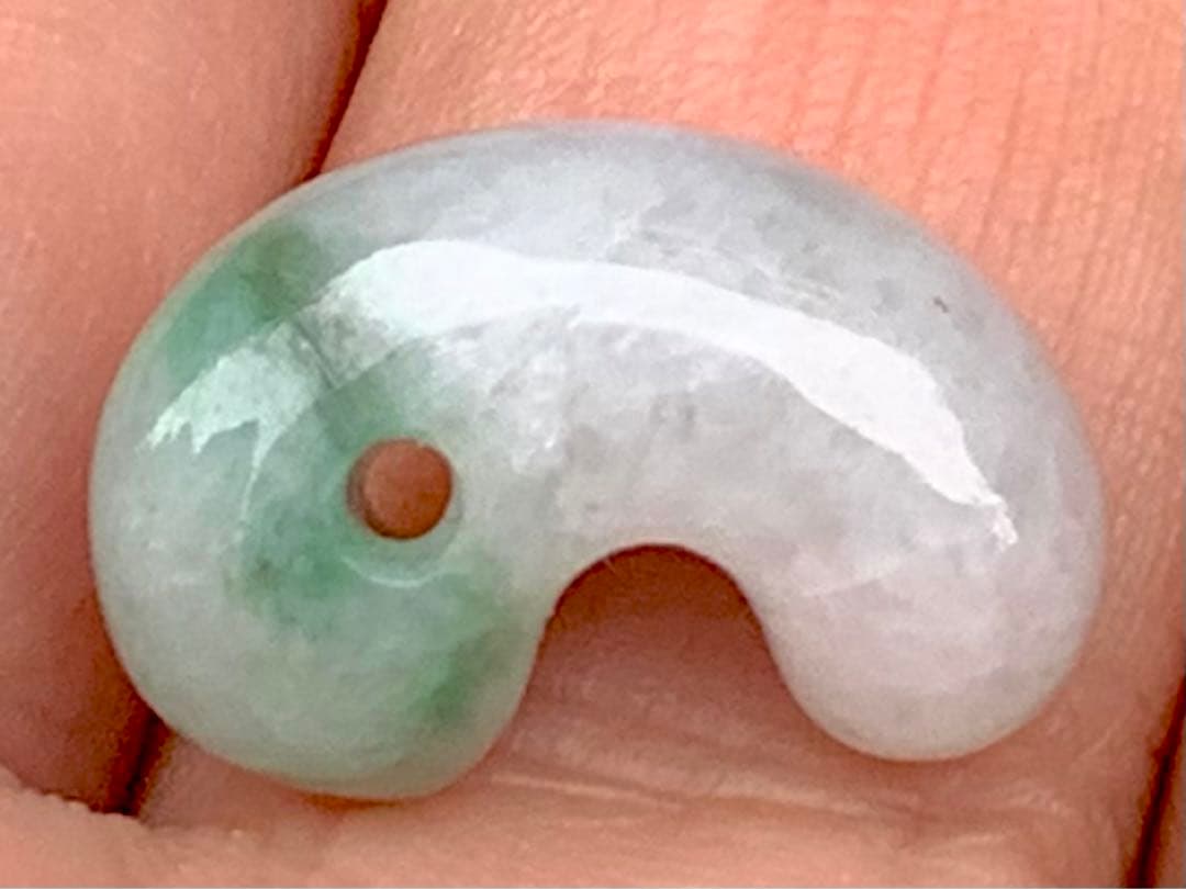 ✳緑混じりの氷肌*アイスジェイド　糸魚川翡翠勾玉　御守りに‼️鑑別書付本物を‼️