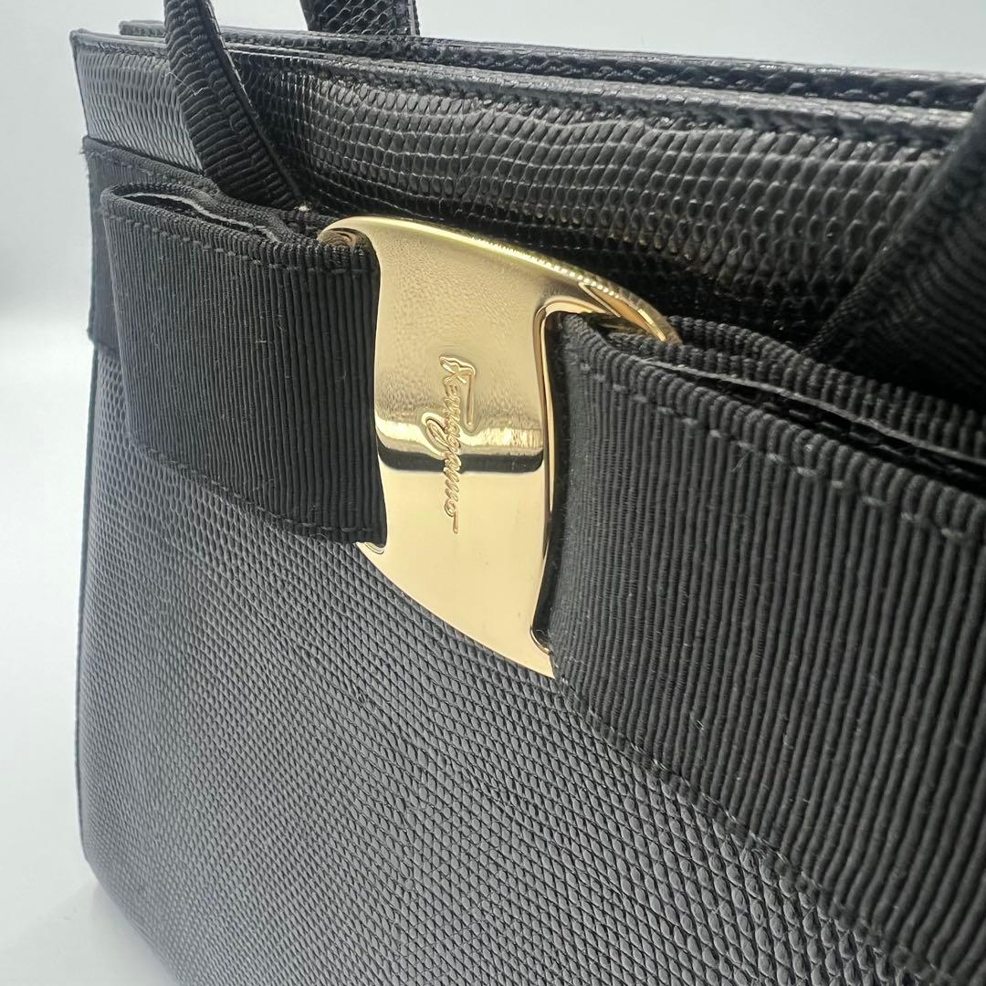 フェラガモ ヴァラ金具 型押し ハンドバッグ 黒 レザー ゴールド