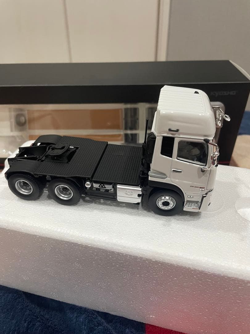 京商　1/43 UD Quon GW 6×4 重機運搬用セミトレーラ　おまけ付