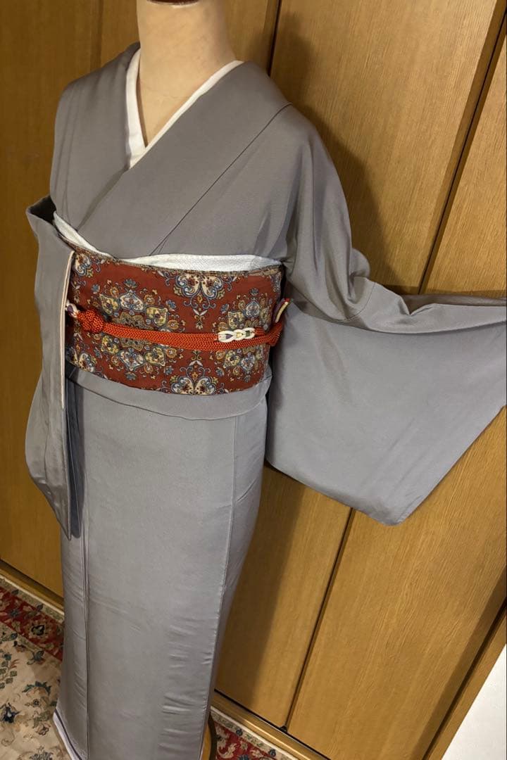 ほんのり茶味のグレー　 正絹　お洒落色無地　更紗の裾柄 共八掛　一つ縫紋　作家物