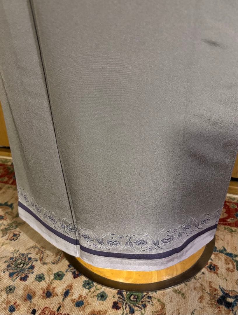 ほんのり茶味のグレー　 正絹　お洒落色無地　更紗の裾柄 共八掛　一つ縫紋　作家物