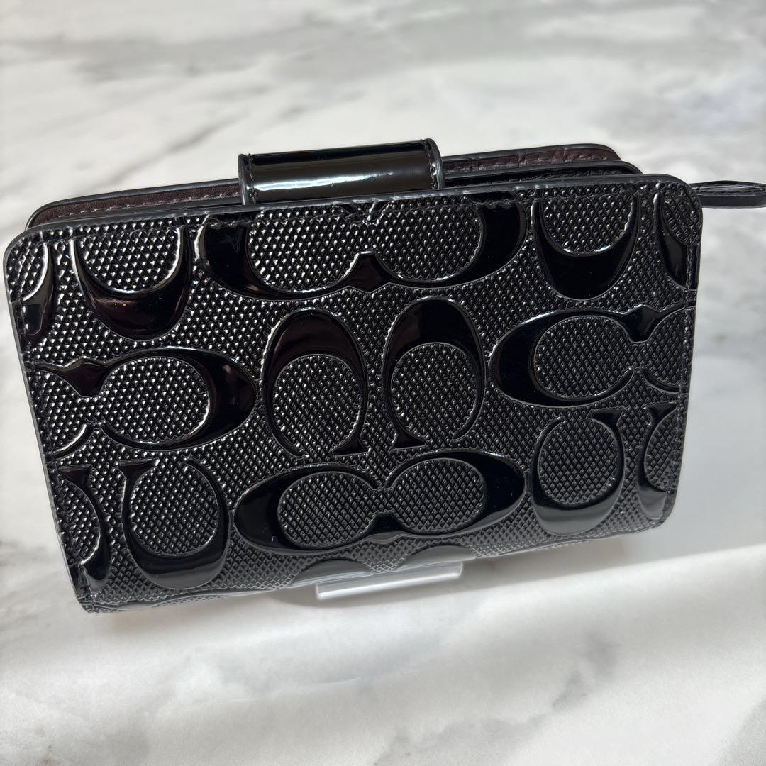 【美品】COACH コーチ 折り財布シグネチャーエンボス加工パテントレザー　黒