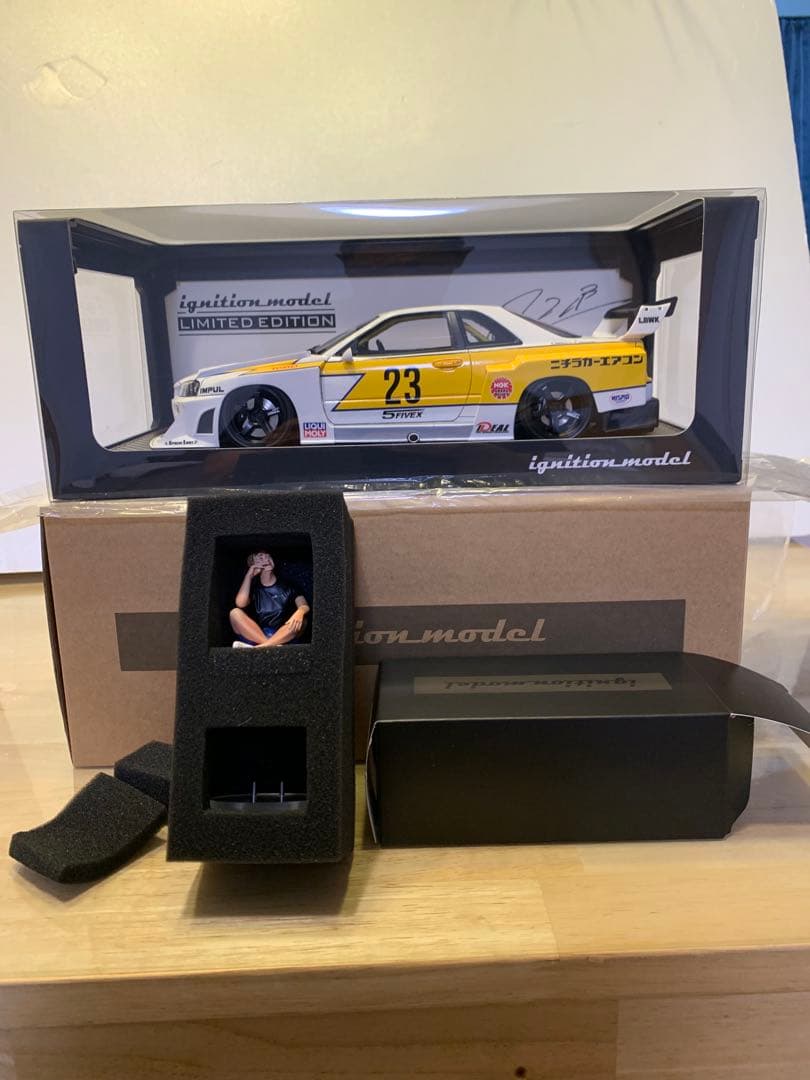 イグニッションモデル　限定　1/18 LBWK ER34 フィギュア付き