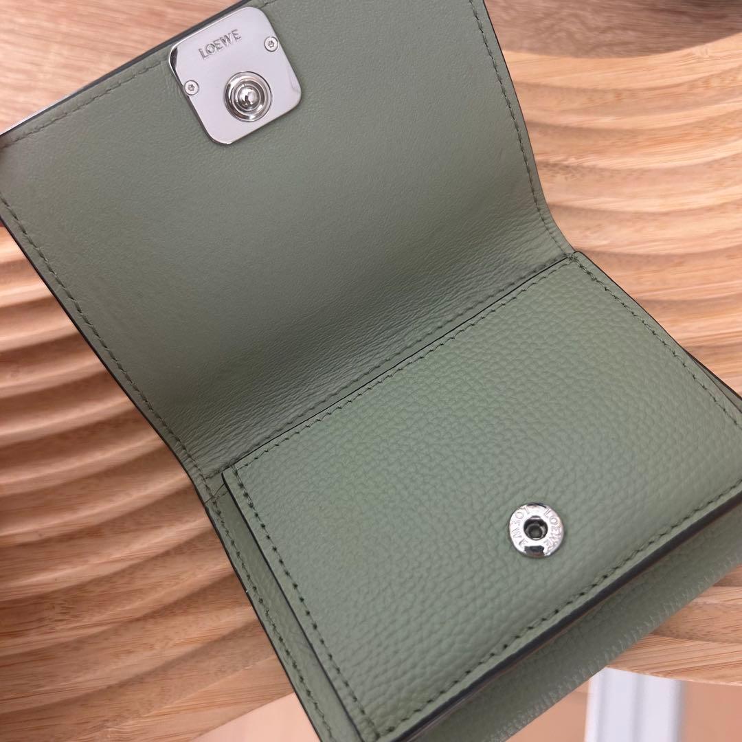 ロエベ アナグラム トライフォールド グリーン 三つ折り財布