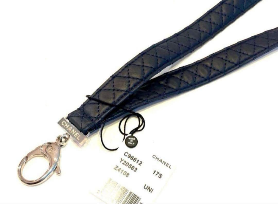 刻印有☆シャネル ストラップ　ロゴ　スマホ　マトラッセ　バッグチャーム　新品美品