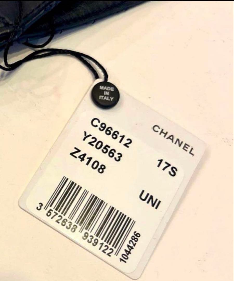 刻印有☆シャネル ストラップ　ロゴ　スマホ　マトラッセ　バッグチャーム　新品美品