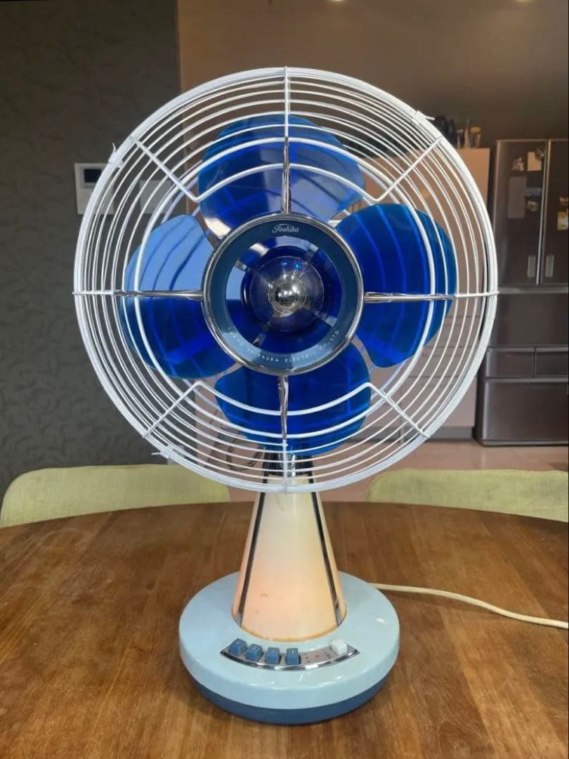 DarkBlue の涼しげな羽根/ランプも光る！ 暑夏をecoに乗切る東芝扇風機