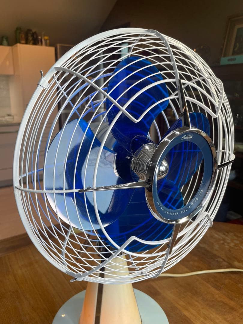 DarkBlue の涼しげな羽根/ランプも光る！ 暑夏をecoに乗切る東芝扇風機