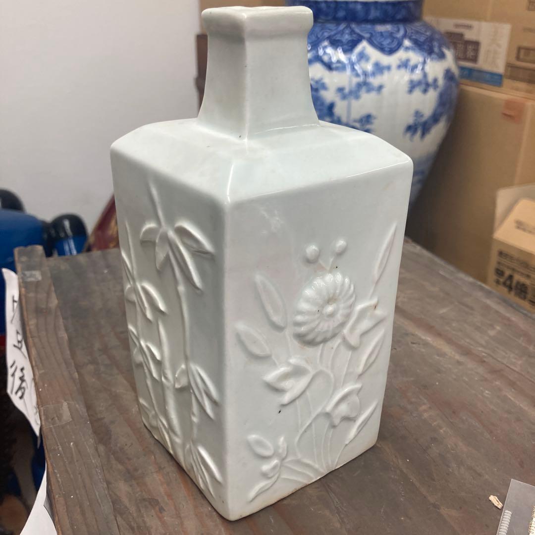 李朝　青白磁角徳利　陽刻　朝鮮美術