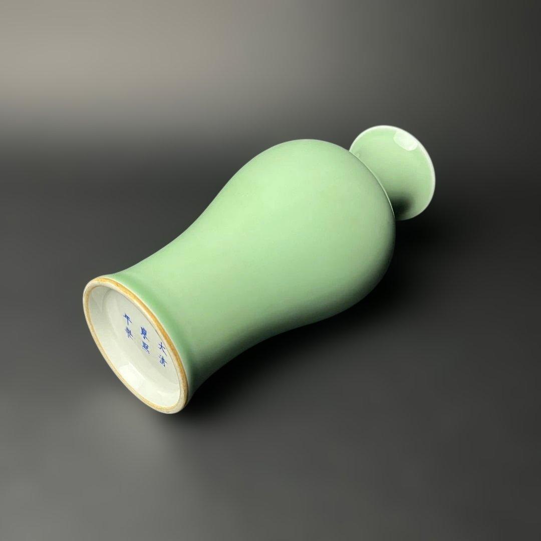 唐物 粉青釉瓶 大清康煕年製 款 中国美術 古玩 SH86