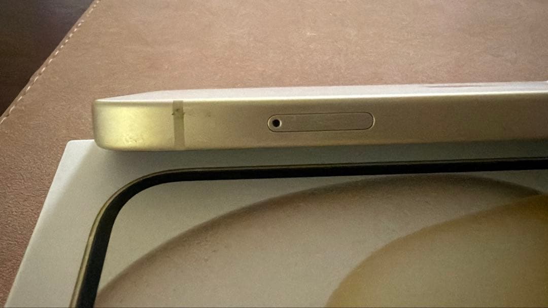 iPhone15本体　イエロー