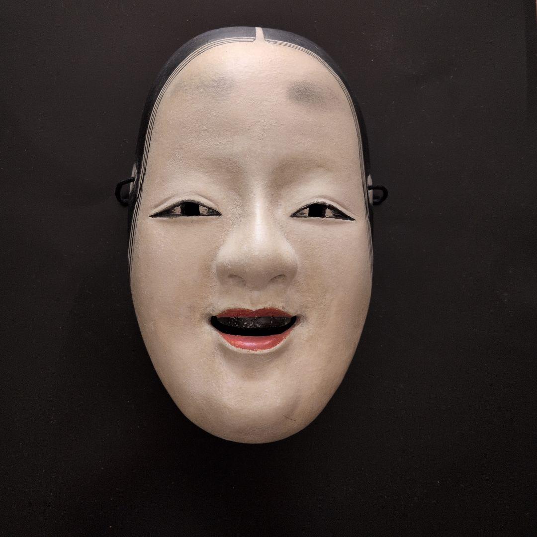 笑顔の能面（女面）